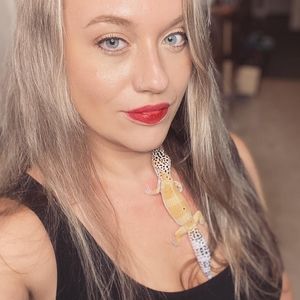 Meet your Posher, Adrienne